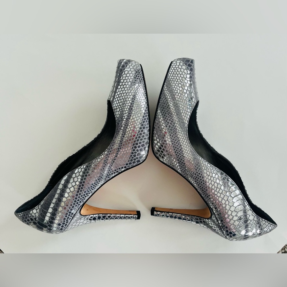 White House Black Market Silver Snakeskin Patterned Heels/Pumps Size 9M
